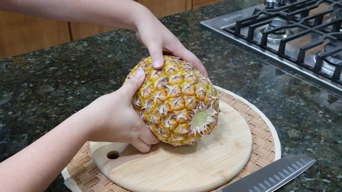 Cortar la piña, quitando las puntas (0.199). Pelarla y lavar bien las cáscaras para eliminar la suciedad (32.119)