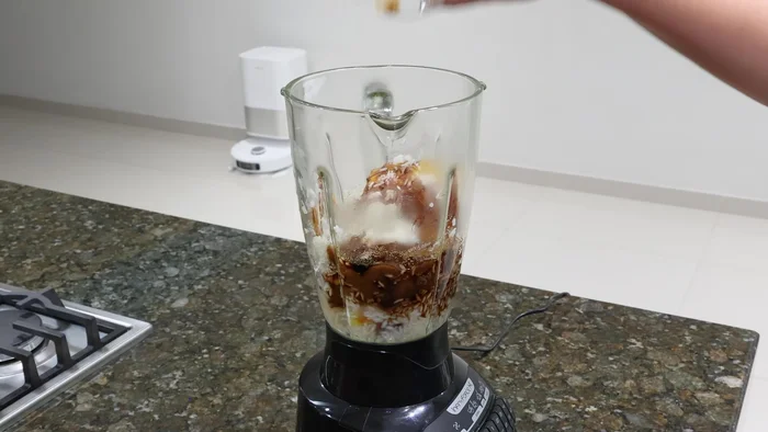 Licuar la mezcla en porciones con el agua de cocción, azúcar, esencia de vainilla y una taza de leche (84.36).