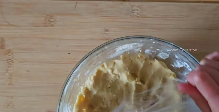 Forma un rulo con la masa, cúbrelo con film transparente y refrigera durante una hora.