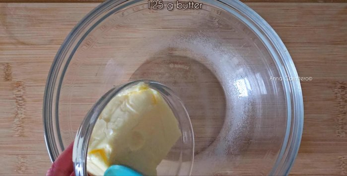 Agrega el azúcar glass (80g).