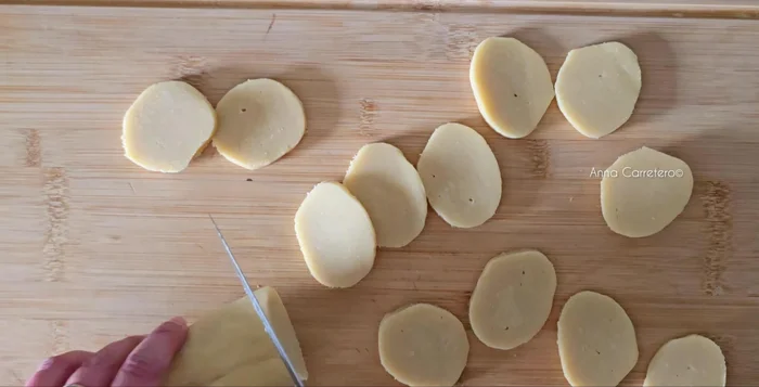 Corta las galletas y colócalas en una bandeja para horno.