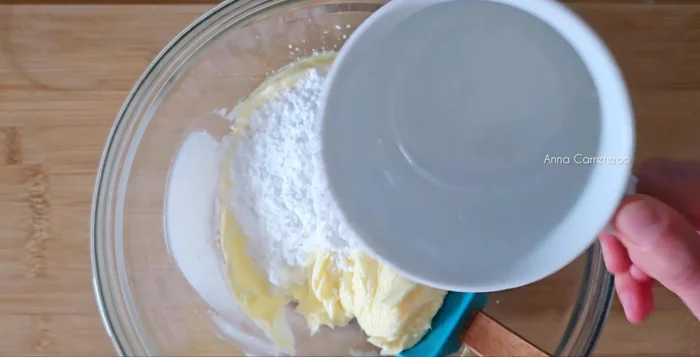 Añade la harina de trigo (250g), el polvo de hornear (1 cucharadita), el huevo y la sal (1/2 cucharadita).