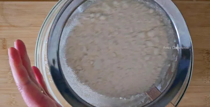 Amasa con las manos hasta obtener una masa homogénea.