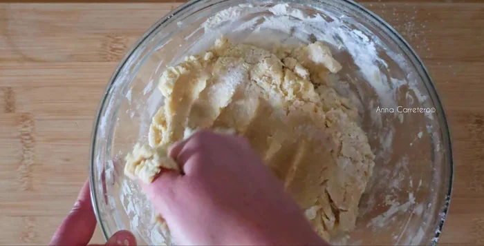 Enfría la masa en el frigorífico durante 5 minutos.