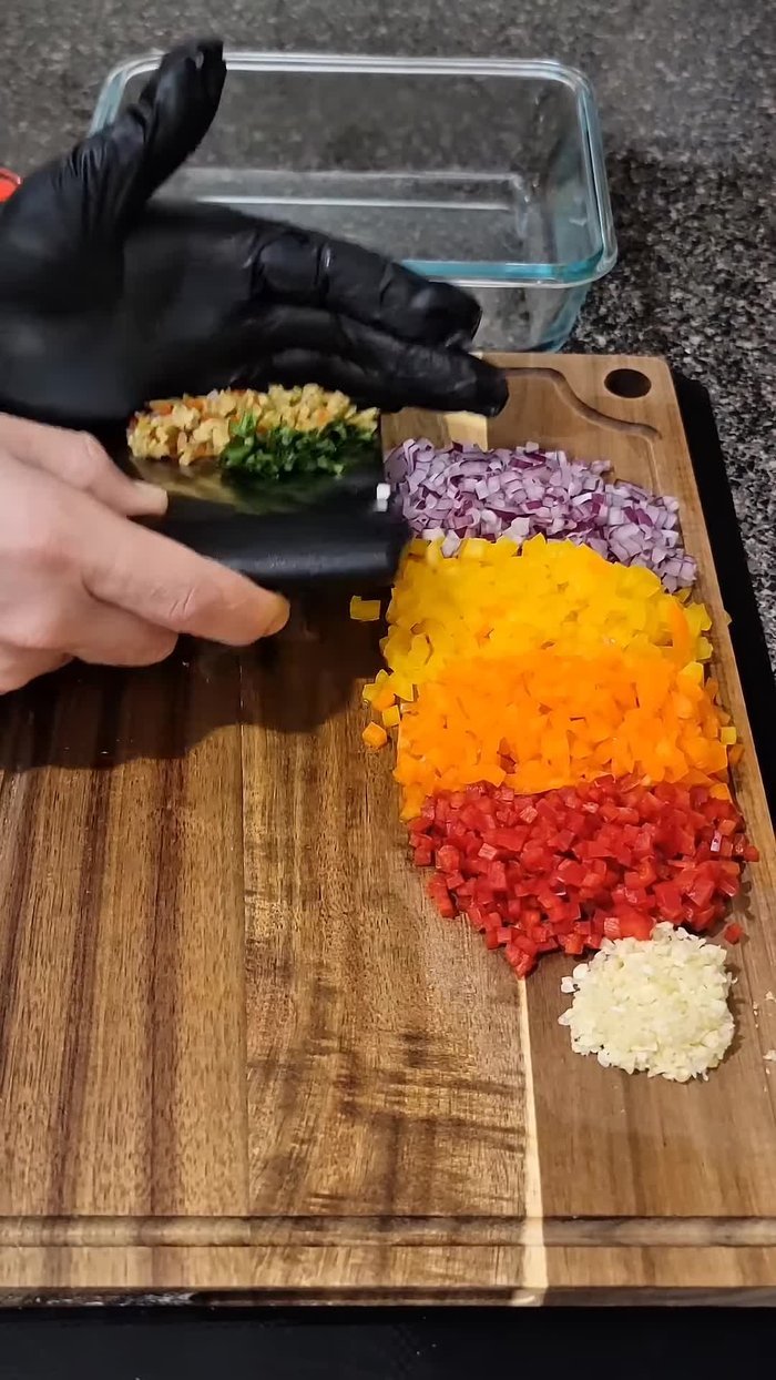 Picar finamente los ajíes, la cebolla y el cilantro. (10.4)