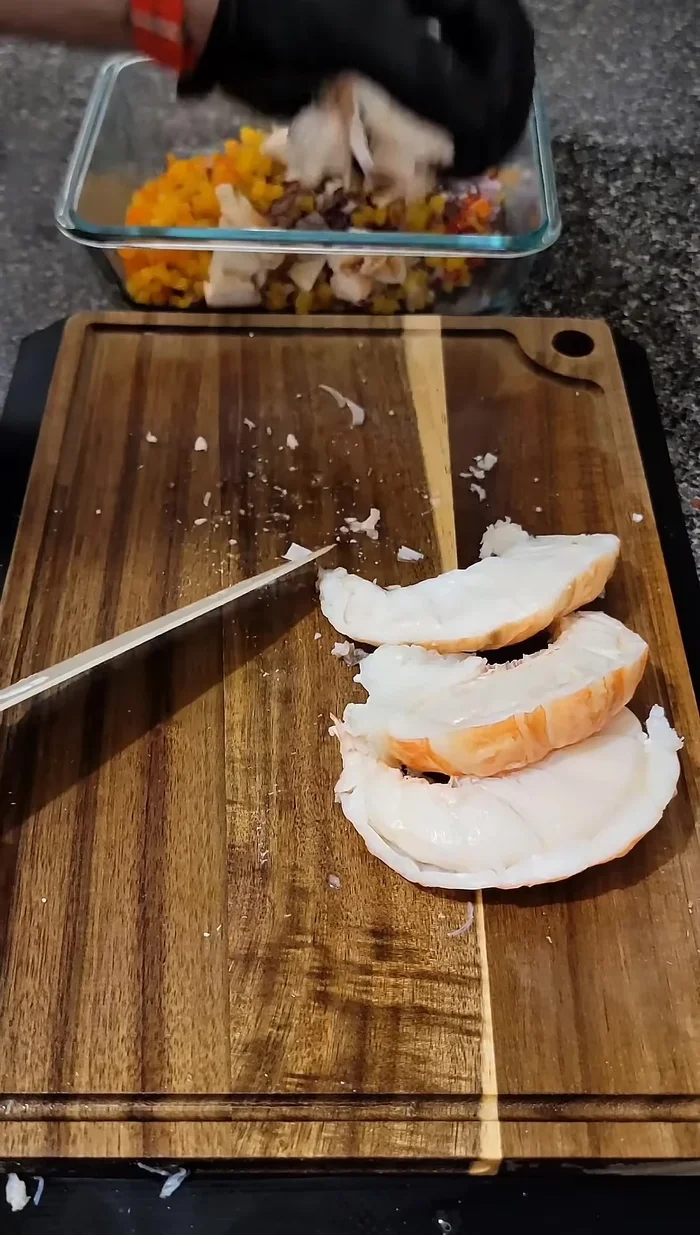 Agregar alcaparras, los ajíes picados, la cebolla, el cilantro, y los cuatro dientes de ajo restantes a las langostas picadas. (25.519)