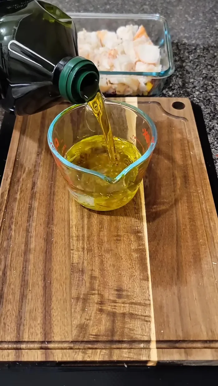 Preparar la vinagreta: mezclar 1 parte de vinagre y 2 partes de aceite verde, añadir media cucharada de sal y media cucharada de mostaza. (33.36)