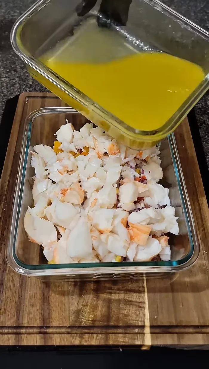 Mezclar bien la vinagreta y añadirla a la mezcla de langosta y verduras. (52.96)