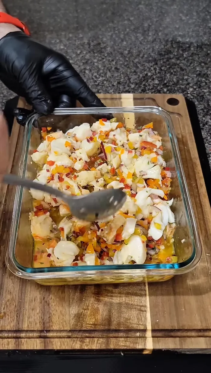 Refrigerar la ensalada por al menos 3 horas (idealmente toda la noche) para que los sabores se integren. (55.6)