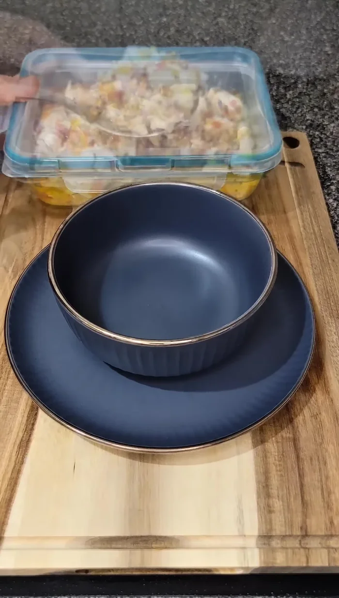 Servir la ensalada fría, acompañada de tortillas. (65.72)