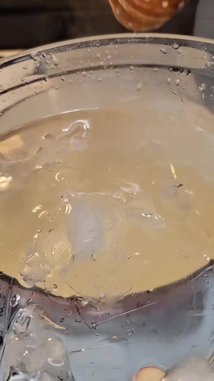 Sacar las langostas y colocarlas en agua bien fría con hielo para enfriar. (8.36)