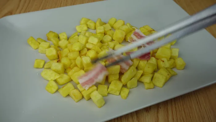 Servir los huevos con las patatas fritas.