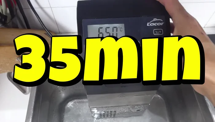 Introducir los huevos con cuidado en el baño maría.