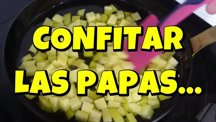 Agregar las patatas al aceite y cocinarlas hasta que estén blandas, sin que cojan color.
