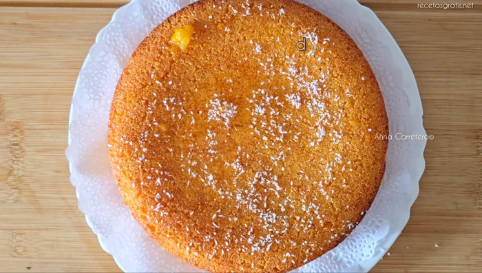 Una vez horneado y frío el postre, añadir el almíbar por encima y espolvorear con coco rallado.