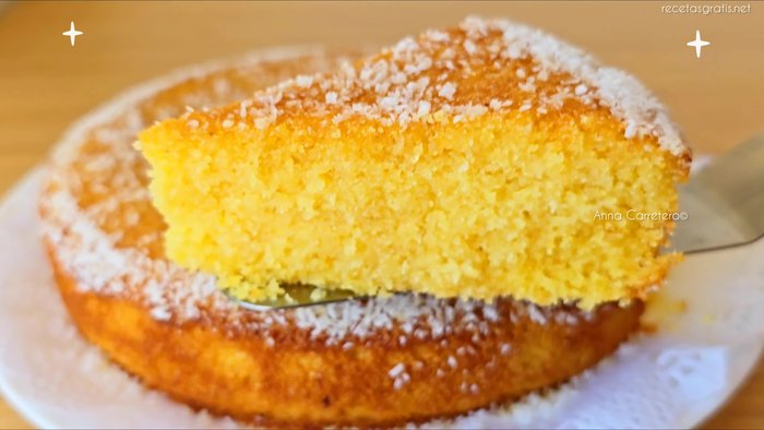 En un recipiente, mezclar los huevos, 120g de azúcar, aceite de girasol, zumo de naranja, ralladura de naranja, vainilla, sal, mermelada de melocotón, coco rallado y polvo de hornear.