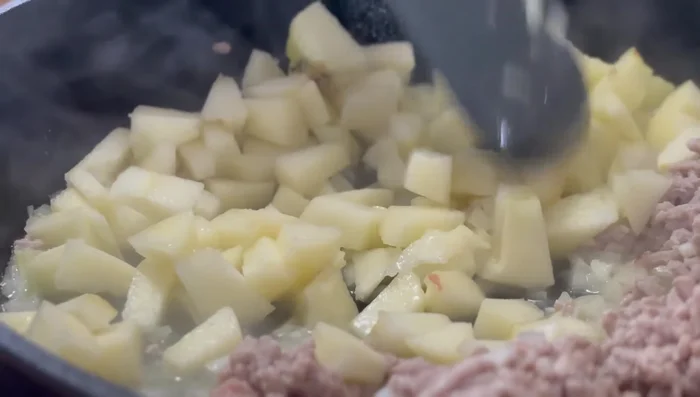 Incorporar las manzanas a la sartén y cocinar unos minutos hasta que se ablanden ligeramente.