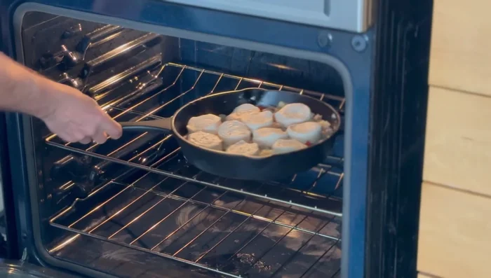 Hornear en horno precalentado a 375°F (190°C) durante 12-14 minutos, o hasta que las galletas estén doradas.