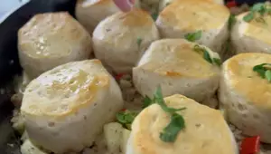 Receta de Cazuela Campestre de Cerdo con Manzanas y Galletas: ¡Un festín hogareño!