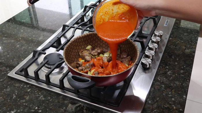 Pon medio kilo de mollejas de pollo en una olla. Agrega un diente de ajo, una rodaja de cebolla, dos hojas de laurel y una cucharadita de sal. Cubre con agua y cocina a fuego lento por un par de minutos.