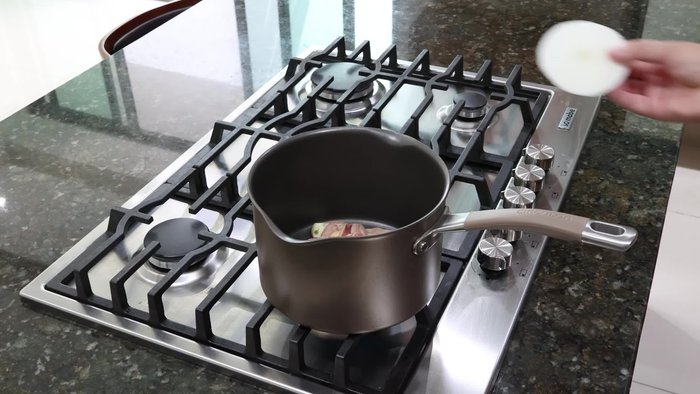 Mientras tanto, en otra sartén con aceite, sofríe dos dientes de ajo picados, 1/4 de cebolla, 3 chiles guajillo sin venas ni semillas y 4 chiles de árbol.