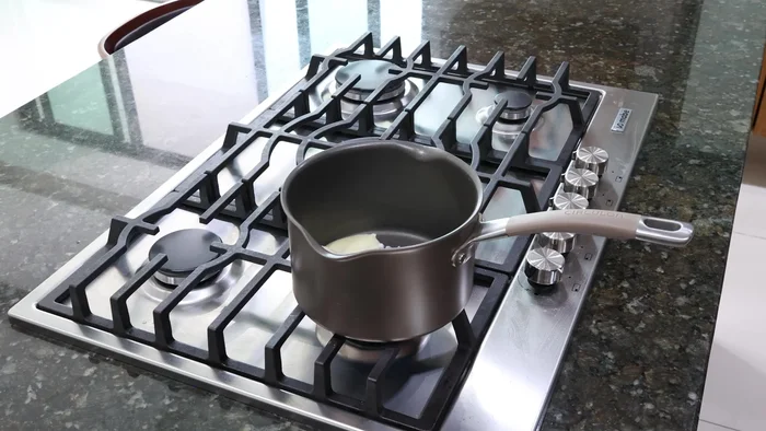 Agrega una taza de arroz y consomé de pollo. Mezcla hasta que el arroz esté ligeramente dorado.