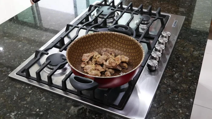 Mientras tanto, agrega las mollejas cocidas a una sartén con un poco de aceite. Sazona con ajo en polvo, pimienta negra molida y sal. Cocina hasta que estén doradas.