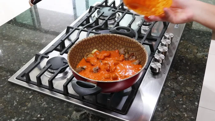 Agrega la salsa a las mollejas y verduras. Mezcla, tapa y cocina por 15-20 minutos más.
