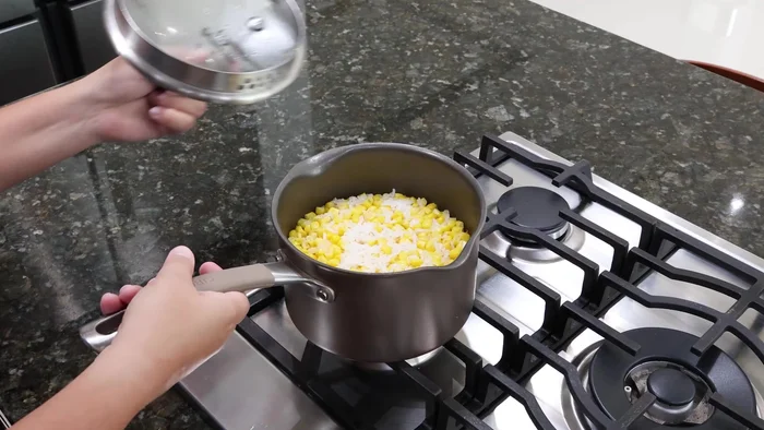 Sirve las mollejas en salsa roja con arroz.