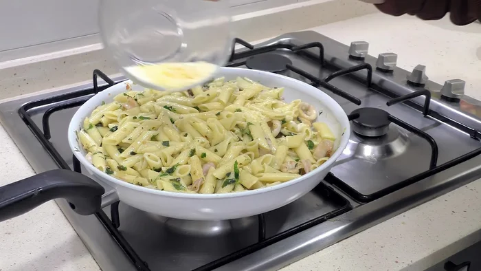 Agregar el resto del queso parmesano y mezclar bien.