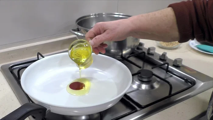 Agregar un poco de aceite de oliva a la sartén, salpimentar los calamares y cocinarlos tapados para evitar salpicaduras.