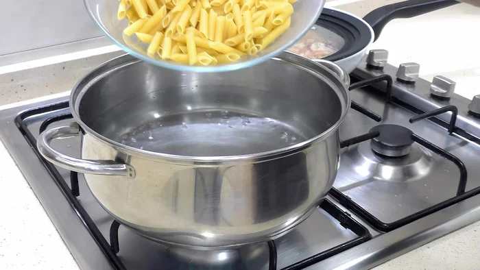 Una vez que el agua hierva, añadir la pasta y cocinar según las instrucciones del paquete.