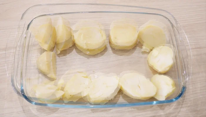 Colocar las rodajas de patata en una fuente para horno, cubrir con aceite y opcionalmente hornear ligeramente (15 minutos). [112.96]