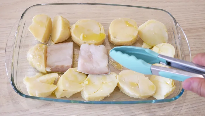 Colocar los lomos de bacalao sobre las patatas. [152.12]