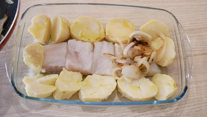 Cubrir el bacalao con la cebolla y el ajo sofritos. [170.04]