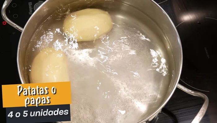Cocer las patatas en agua caliente con sal hasta que estén blandas (15-20 minutos). [30.039]