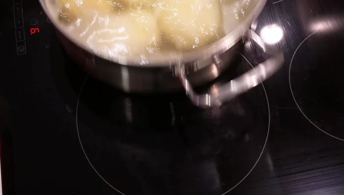 Cortar las patatas en rodajas gruesas una vez cocidas. [41.559]