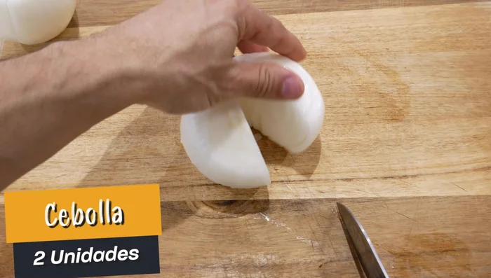 Picar 2 cebollas en rodajas gruesas. [58.32]