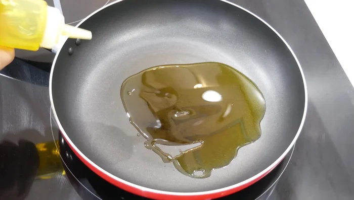 En una sartén amplia con aceite, sofreír el ajo hasta que se unte bien del aceite. [70.68]