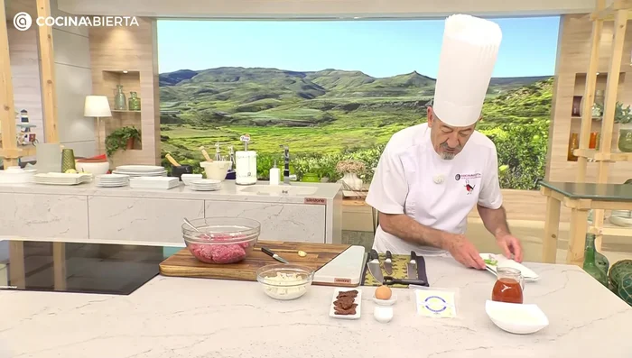 Añadir los tomates secos picaditos a la mezcla de carne.