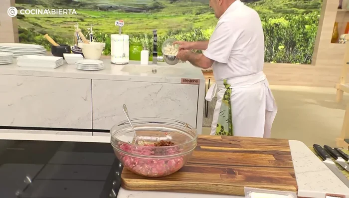 Escurrir el pan remojado y añadirlo a la mezcla de carne.