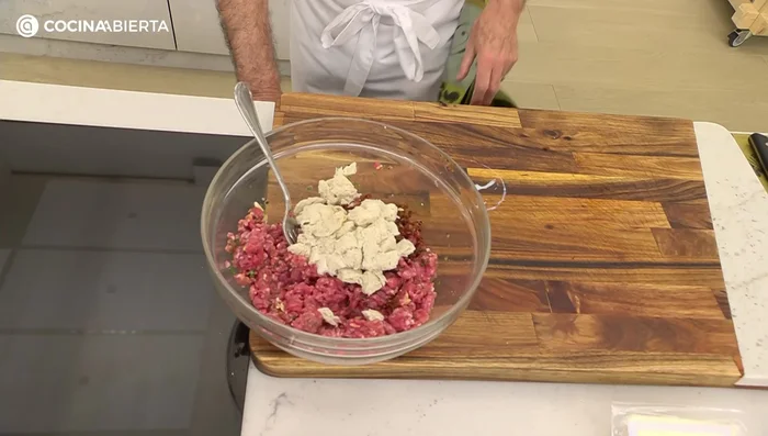 Mezclar muy bien todos los ingredientes.