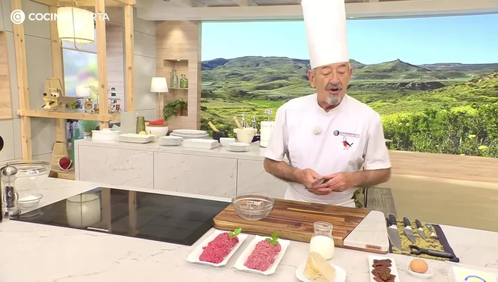 Remojar la miga de pan en leche. (Como si fuéramos a hacer unas ricas almóndigas)
