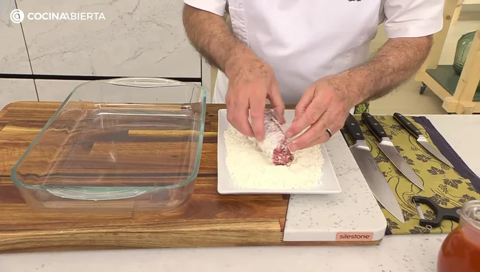Colocar los rollitos en una placa de horno, añadir un chorrito de aceite a cada uno.