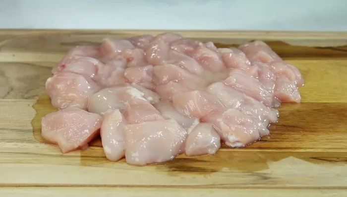Agregar limón al pollo picado y dejar reposar 10 minutos. (114.36)