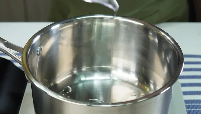 Sofreír el ajo en una olla con aceite. (247.159)