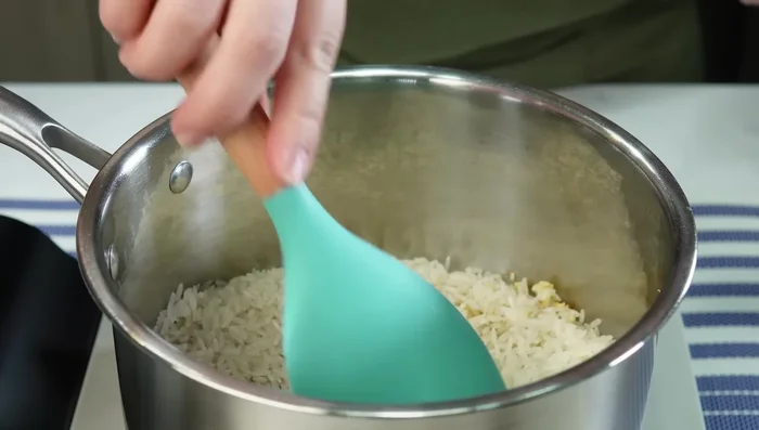 Agregar el arroz y sofreír por 2 minutos. (274.52)