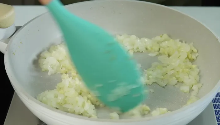 Agregar 3 dientes de ajo y sofreír hasta que el aroma sea intenso. (510.72)