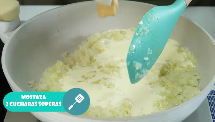 Añadir crema de leche, mostaza, y miel. Mezclar. (528.6)