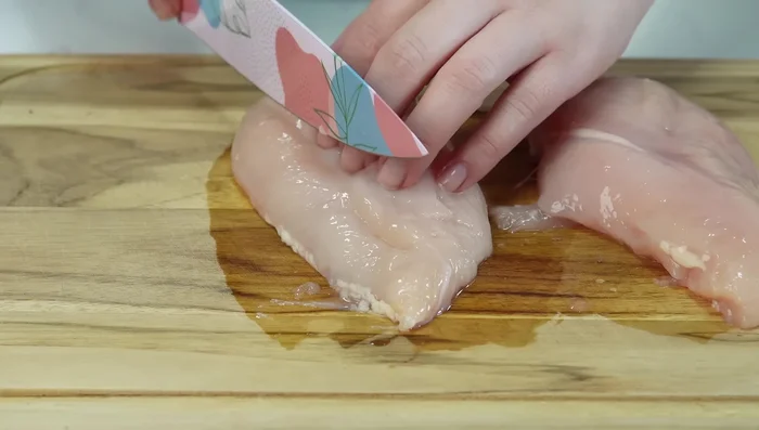 Picar la pechuga de pollo en cubos. (85.2)